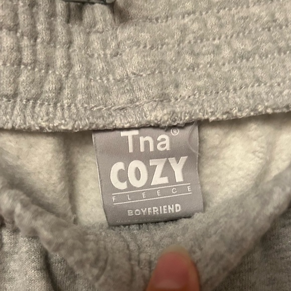 ARITZIA (TNA) cozy fleece boyfriend light grey joggings - Picture 4 of 5